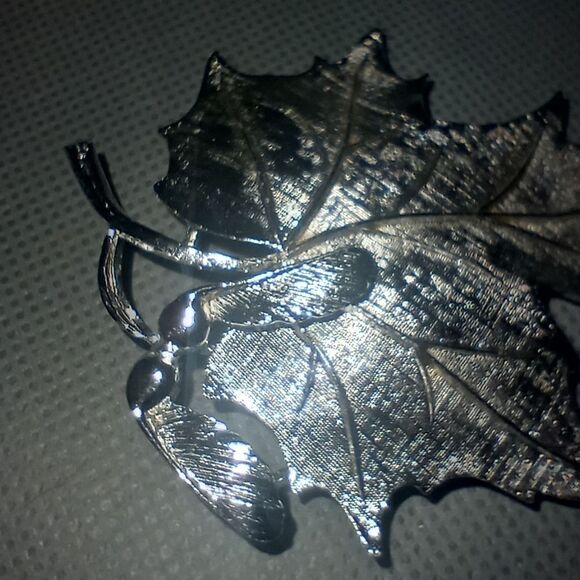 Signed Lisner Silver Tone Leaf Brooch EUC - Picture 2 of 7
